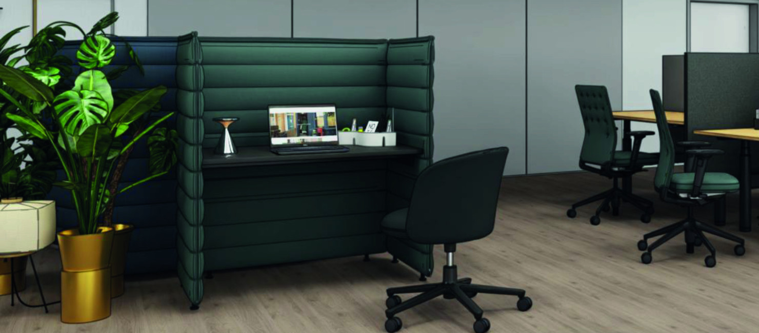 Arbeitsplatz mit Kabine und Schreibtisch