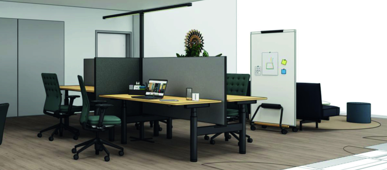 Arbeitsplatz mit Schreibtisch und Stuhl im gemeinschaftlichen Arbeitsbereich