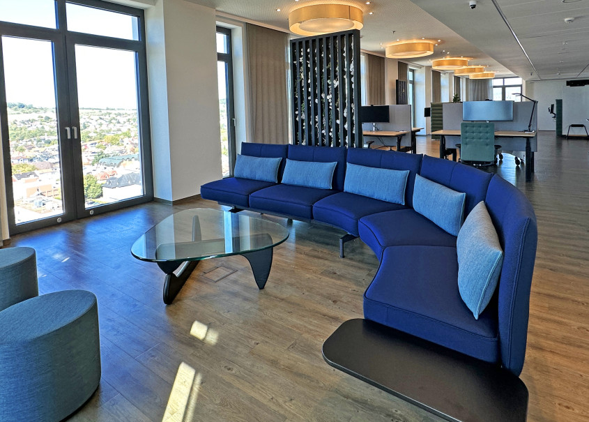 Lounge Bereich im GC Work-Space mit blauem Sofa