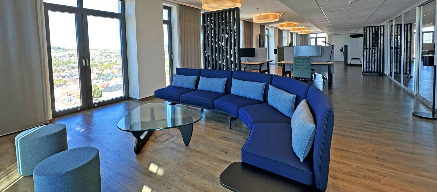 Lounge Sofa blau im Work-Space