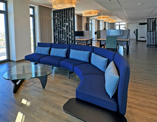 Blick auf das blaue runde Sofa im GC Work-Space