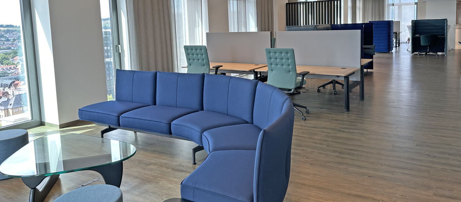Einblick in das Work-Space mit Arbeitsbereichen und Sofabereichen