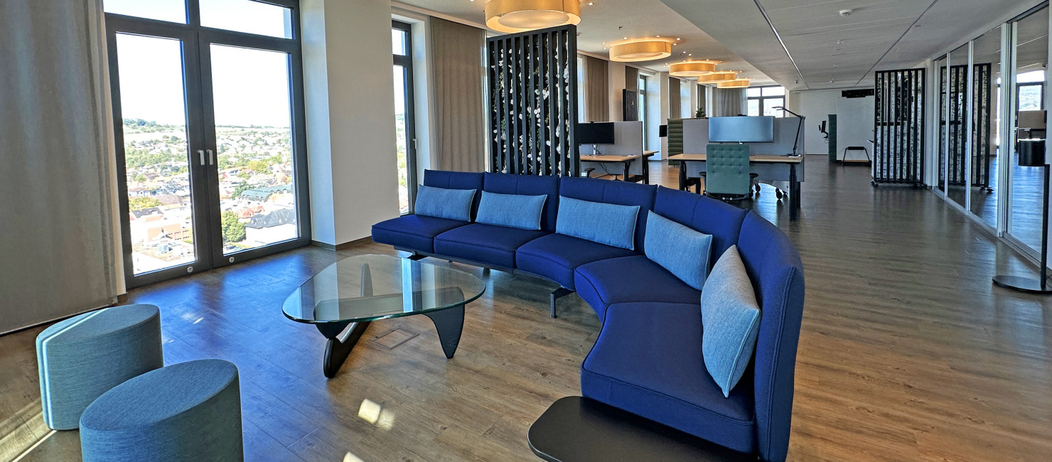 Lounge und Arbeitsbereiche im Büro in der 20. Etage