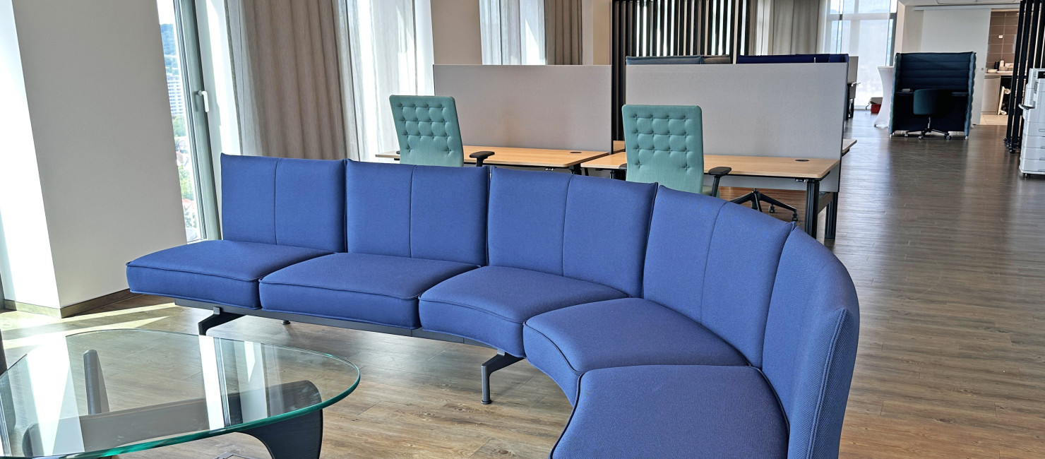 Einblick in das Workspace mit vielen modernen blauen und grünen Vitra Möbeln