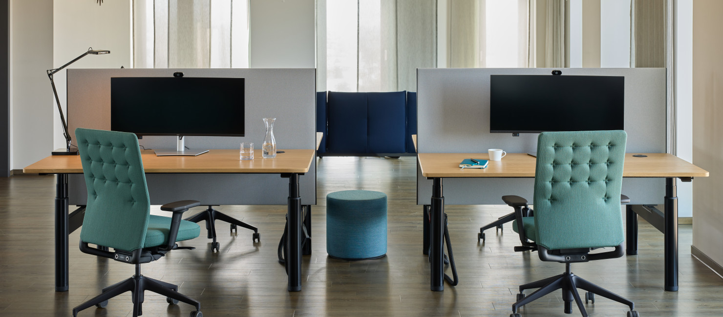 2 Arbeitsplätze in einem Coworking Space, hell mit mintfarbenen STühlen 