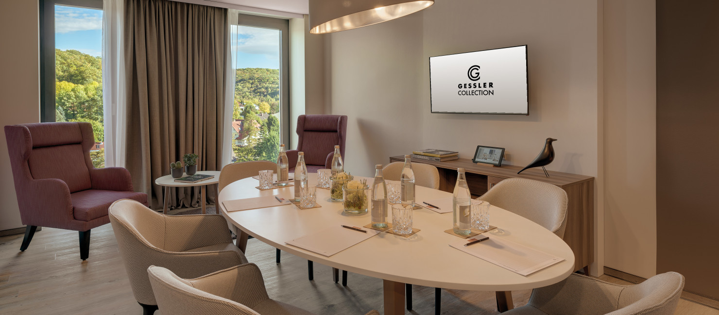 Meetingraum Boardroom im 19. Stock mit gemütlichem Tisch und Sitzplätzen zudem ein Bildschirm