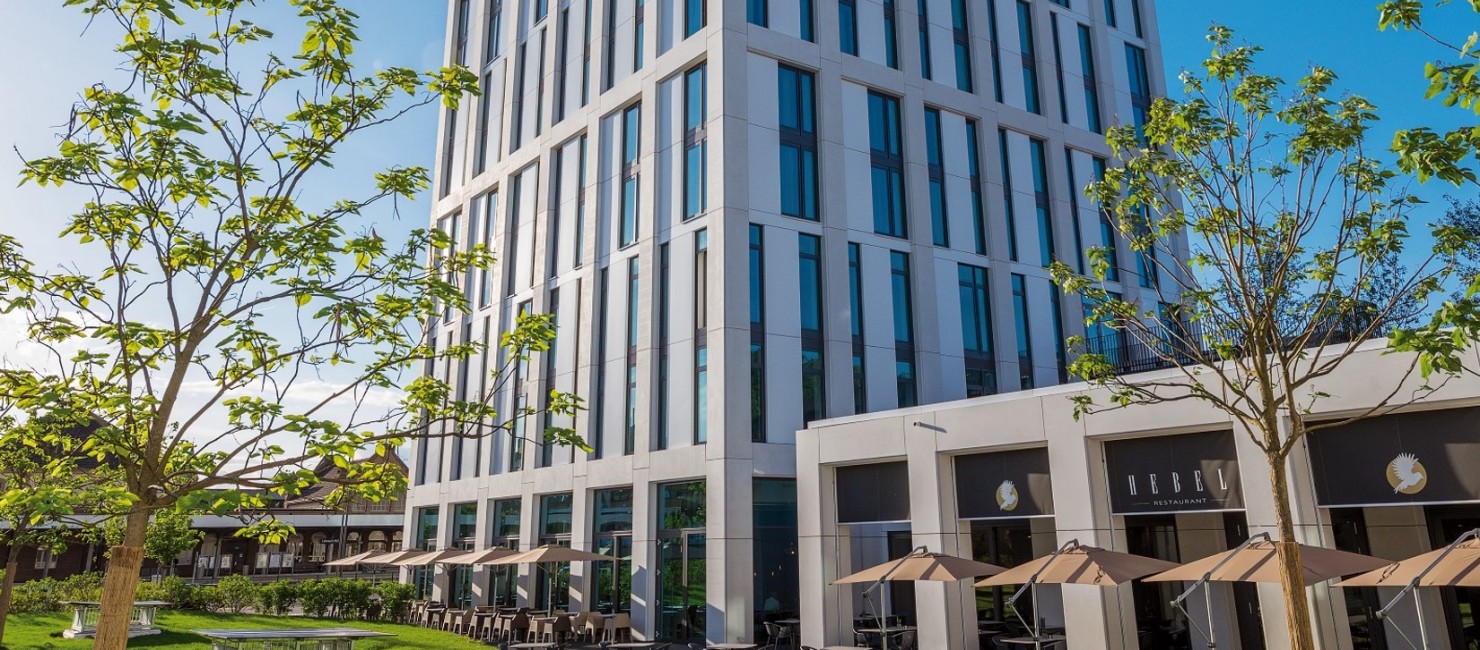 Aufnahme der Außenfassade des Hotel Stadt Lörrach mit dem Eventrestaurant Hebel