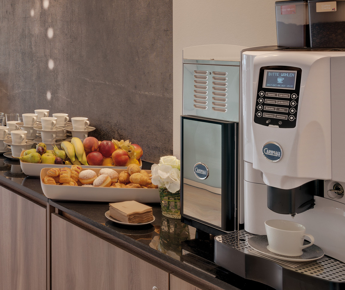 Kaffemaschine und Snacks