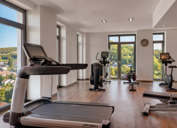 Fitnessraum mit modernen Cardio Geräten