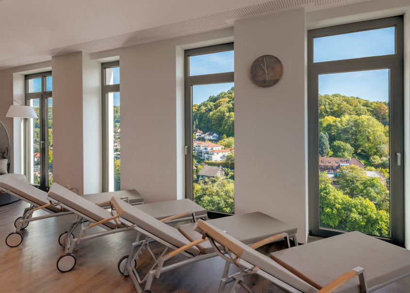 Entspannungsbereich mit Relaxliegen und Blick über die Stadt Lörrach